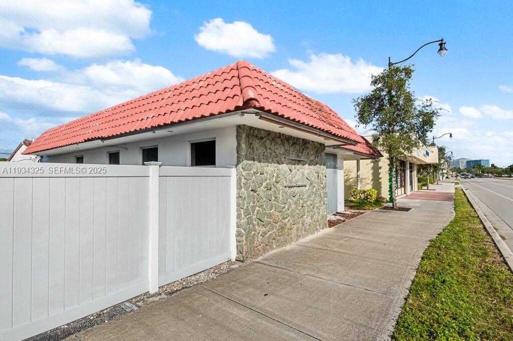 4749 Hollywood Blvd in Hollywood